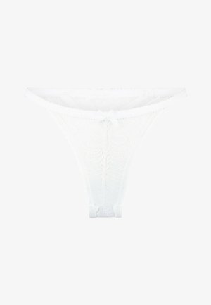 String en dentelle blanche avec des motifs floraux, des bords festonnés et un détail de nœud central. Léger, avec des bretelles latérales fines et un design sans coutures.