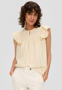 Lichtgele blouse met verticale strepen, gerimpelde mouwen en een keyhole halslijn detail. Gemaakt van een zachte, gestructureerde stof.