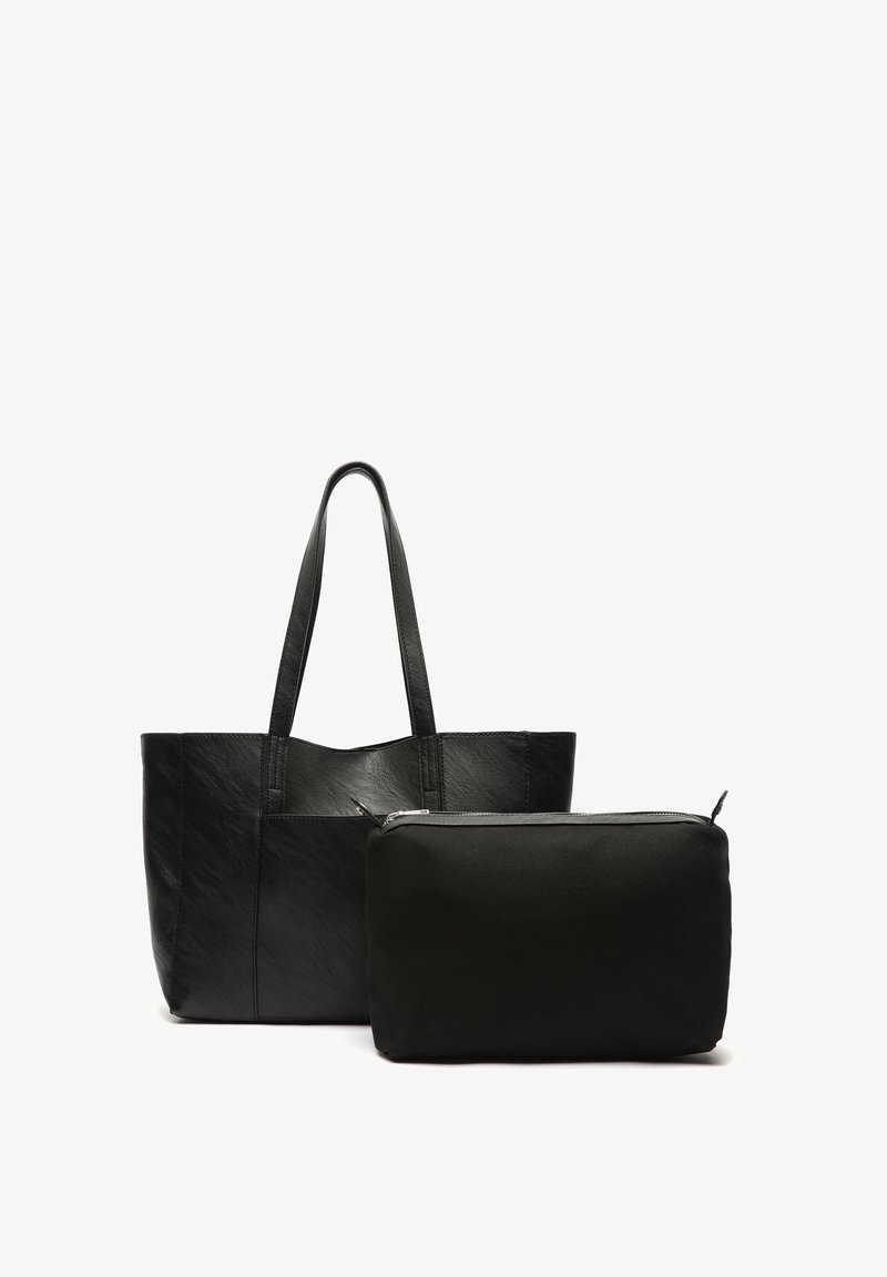 Črna usnjena torba s teksturirano površino in dvema ročajema, v kompletu z majhno črno torbico na zadrgo iz gladkega blaga.