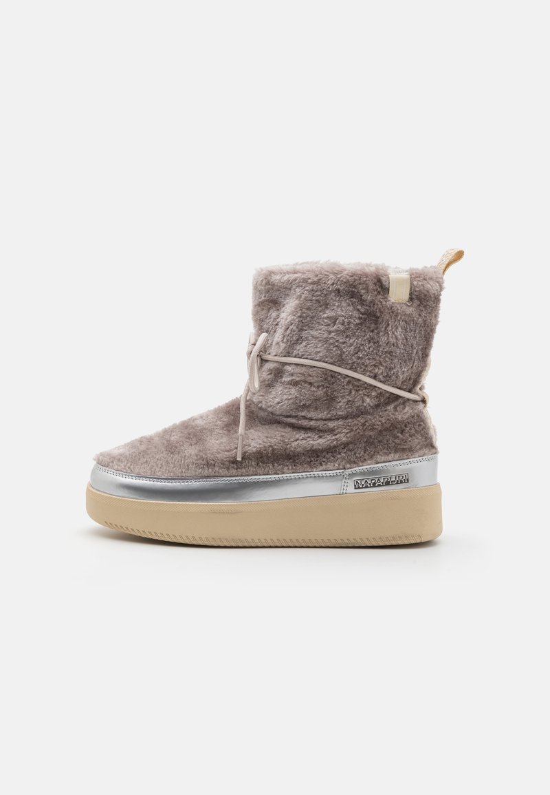 Löysä taupe-nilkkuri, jossa on kiiltävä hopeinen välipohja, beige kumipohja ja nauhoitusyksityiskohta nilkassa turvallisen istuvuuden takaamiseksi.