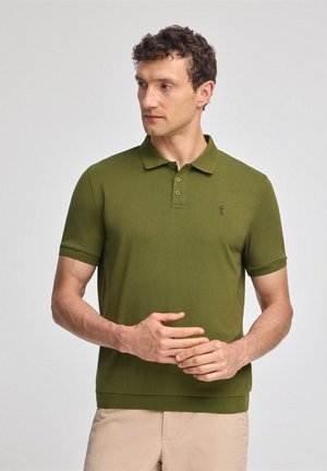 Camisa polo verde oliva hecha de tela de punto. Presenta un cuello clásico, una tapeta con tres botones y un logo bordado en el pecho. Mangas cortas.