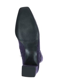 Escarpin en daim violet avec une semelle en caoutchouc noir texturé et un talon carré. Taille 37 indiquée sur la semelle.