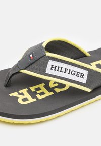 Tommy Hilfiger PATCH BEACH  - Sandaler m/ tåsplit - dark ash