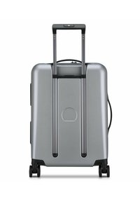 Valigia rigida argentata dal design elegante, con due scanalature verticali, manico telescopico, quattro ruote e una maniglia laterale per il trasporto.