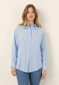 Camicia a righe blu e bianche con colletto button-down, maniche lunghe e orlo curvo, realizzata in tessuto leggero.