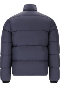 Veste rembourrée marine avec un col haut, un design matelassé et des poignets élastiques. Dotée d'une finition lisse et mate. Légère et isolante.