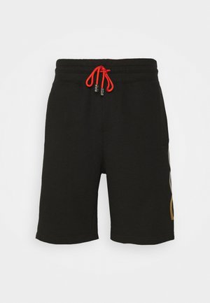 Svart shorts laget av bomull med elastisk midjebånd og rød snor. Har et gullgrafisk design på venstre side.