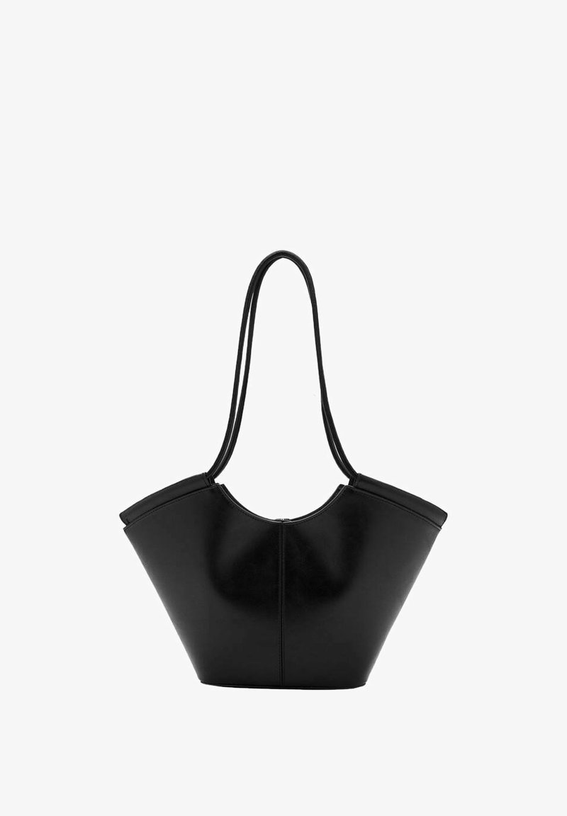 Sac fourre-tout en cuir noir avec une forme incurvée unique, comprenant deux bretelles pour l'épaule, une texture lisse et un détail de couture au centre.
