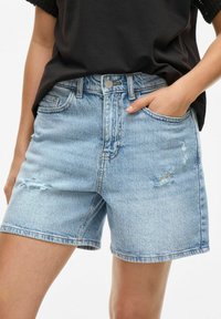 Shorts in denim azzurro chiaro con vita alta, dotati di chiusura a bottone, tasche frontali e lievi usure sul tessuto.