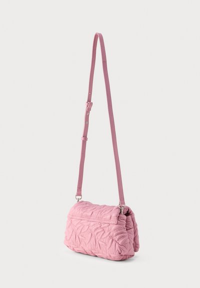 Ροζ καπιτονέ τσάντα ώμου με ρυθμιζόμενο λουράκι και ανάγλυφο σχέδιο φύλλου σε απλό ανοιχτό φόντο.