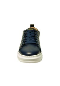 Baskets en cuir bleu marine avec tige texturée, semelle en caoutchouc blanche et lacets bleus. Dotées d'une languette noire à l'arrière pour un enfilage facile.