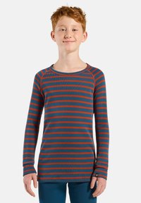 Long-sleeve, ribbed thermal shirt in blue and red horizontal stripes. Rounded neckline with fitted cuffs, featuring a small logo tag at the hem.