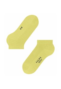 Żółte skarpetki do kostek wykonane z miękkiego materiału, z prążkowanym ściągaczem, okrągłym palcem i czarnym napisem "FALKE FAMILY" z boku.