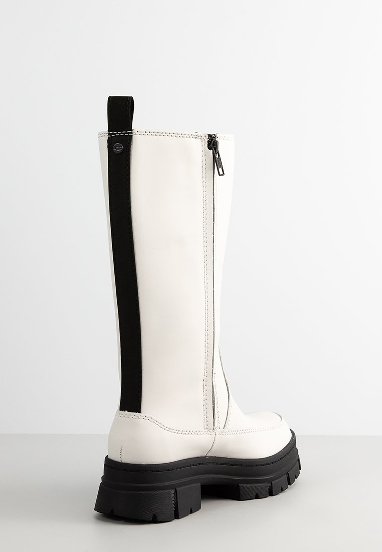 Weiße Leder-Knöchelstiefel mit einem schwarzen Stoffeinsatz, seitlichem Reißverschluss und einer robusten schwarzen Gummisohle. Glatte Oberfläche und kontrastierende Nähte.