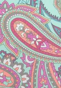 Kleurrijke stof met paisleypatroon in mintgroen, gekenmerkt door ingewikkelde ontwerpen in roze, lavendel en grijs, met gedetailleerde bloemdecoraties.
