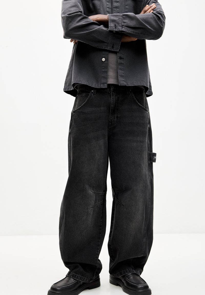 PULL&BEAR BALLOON FIT WITH EMBROIDERED POCKET - Jeans baggy - black