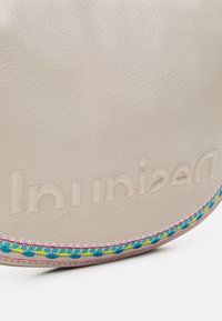 Desigual BAG RAVEN KUWAIT - Sac à main - crudo