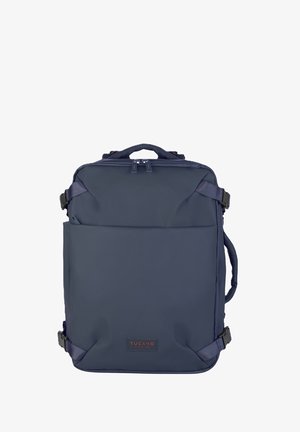 Zaino blu navy realizzato in tessuto resistente, con un design minimalista, due spallacci, una maniglia superiore e una tasca frontale con zip.