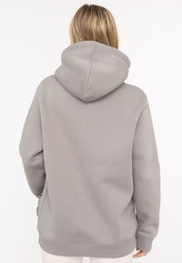 Grauer Kapuzenpullover mit einer weichen, glatten Textur, ausgestattet mit einer Kängurutasche und gerippten Bündchen. Schlichte, entspannte Passform ohne Verzierungen.