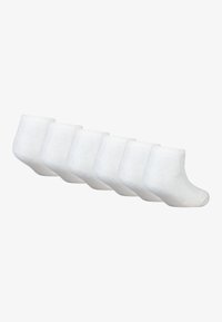 Calzini alla caviglia in cotone bianco, con una fascia a coste, texture morbida e design a taglio basso, disposti in fila con una finitura liscia.