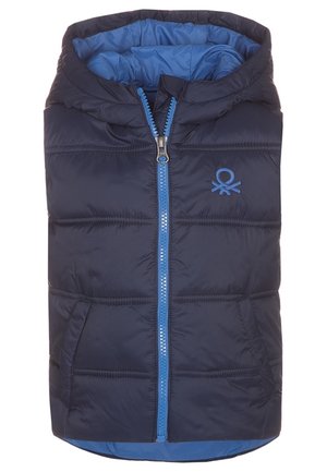 Chaleco acolchado azul marino con un forro interno azul, cremallera frontal y bolsillos. Presenta un logo estilizado en el pecho. Textura suave.