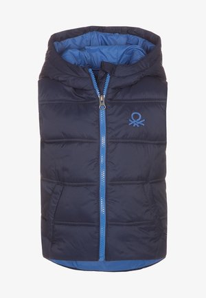 Granatowa kamizelka puchowa z niebieską podszewką, zamkiem błyskawicznym z przodu i kieszeniami. Posiada stylizowane logo na klatce piersiowej. Gładka tekstura.