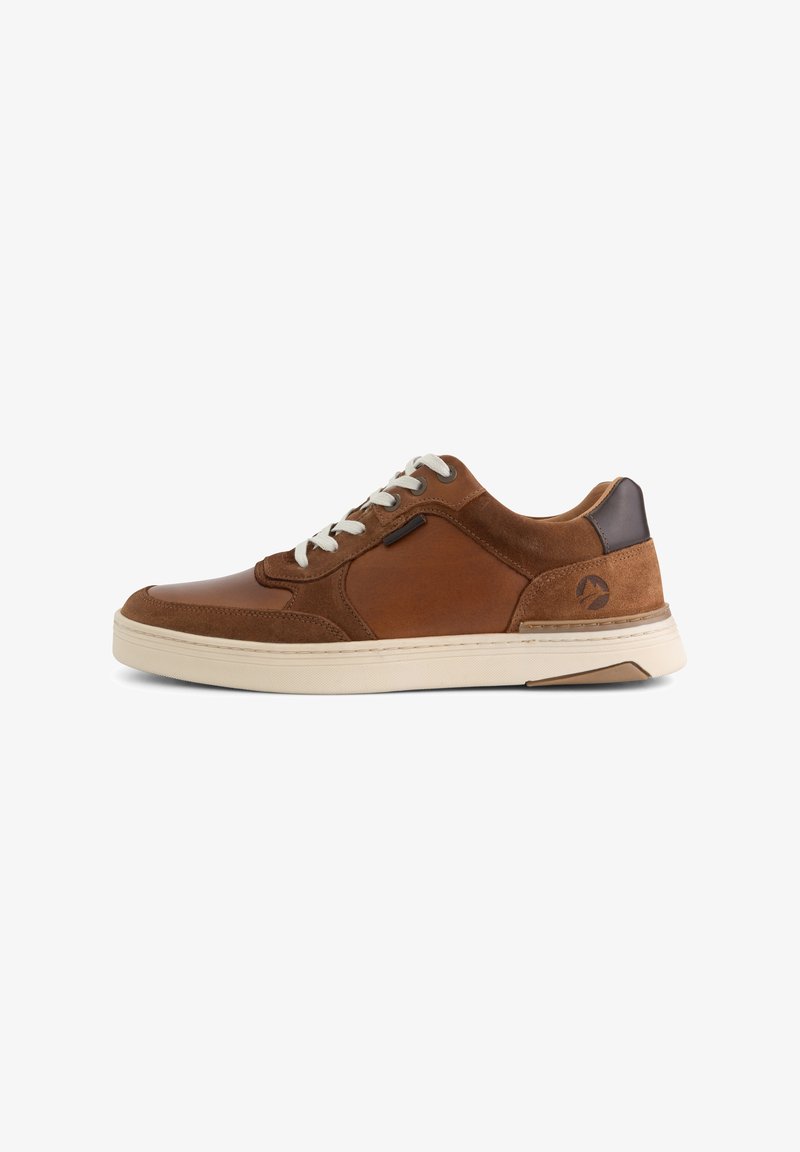 Brune leren en suède sneakers met witte veters, een licht verhoogde zool en een donkerbruine accent bij de hiel. Logo aan de zijkant.