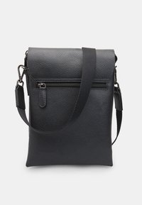 Borsa a tracolla nera in pelle con superficie textured, tracolla regolabile, tasca frontale con cerniera e design minimalista.