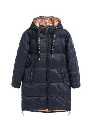 Abrigo acolchado azul marino con capucha, interior con acentos en dorado, cremallera frontal, dos bolsillos laterales y puños acanalados. Presenta el texto "POLO CLUB" en los cordones.