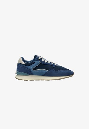Blaue und marineblaue Wildleder-Sneaker mit weißen Schnürsenkeln, beigen Fersenakzenten und beiger Sohle auf weißem Hintergrund.