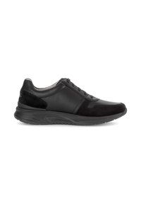 Sneaker da uomo nera a basso profilo con pannelli in pelle e scamosciato, chiusura con lacci e suola spessa, mostrata in profilo laterale su sfondo bianco.