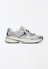 Športová obuv so strieborným sieťovaným zvrškom, čiernymi akcentmi a textúrovanou podrážkou. Disponuje systémom šnurovania a tvarovanou pätou pre podporu.