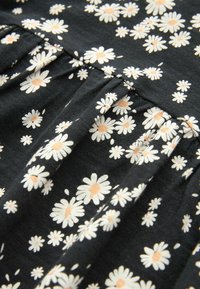 Next SHORT SLEEVE  REGULAR FIT - Džersio suknelė - black  white daisy floral print
