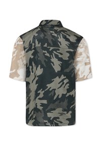 Camicia a maniche corte con un motivo camouflage caratterizzata da una miscela di verde scuro, khaki e beige; realizzata in materiale a rete traspirante e testurizzato.