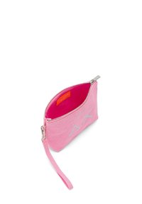 Sacchetto di tessuto rosa con una cerniera argento, con un interno rosa brillante e un'etichetta arancione. Accentuato da un design geometrico in argento.