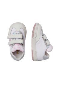 Sneakers bianchi con accenti argentati, doppie fasce in velcro e un logo rosa. Presentano una suola testurizzata e dettagli iridescenti sui lati.