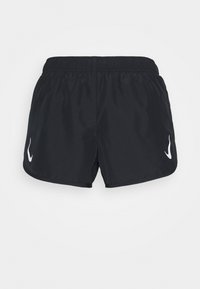 Pantalones cortos deportivos negros con una cintura elástica, que presentan un detalle de logo blanco en la pierna izquierda y una textura de tela suave y ligera.