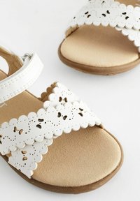 Next SCALLOP STANDARD FIT - Sandaler - off white