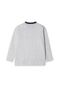 Maglietta a maniche lunghe grigia chiara con colletto blu navy. Il tessuto presenta una lieve texture e ha un taglio dritto all'orlo.