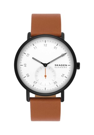 Orologio rotondo nero con quadrante bianco, lancette delle ore e dei minuti nere, lancetta dei secondi arancione, cinturino in pelle marrone e logo "Skagen Denmark".