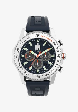Timex Chronograph-Uhr mit einem navyblauen Gummiband, silbernem Edelstahlgehäuse, dunkelblauem Zifferblatt und orangefarbenen Akzenten auf den Subdials und Zeigern.