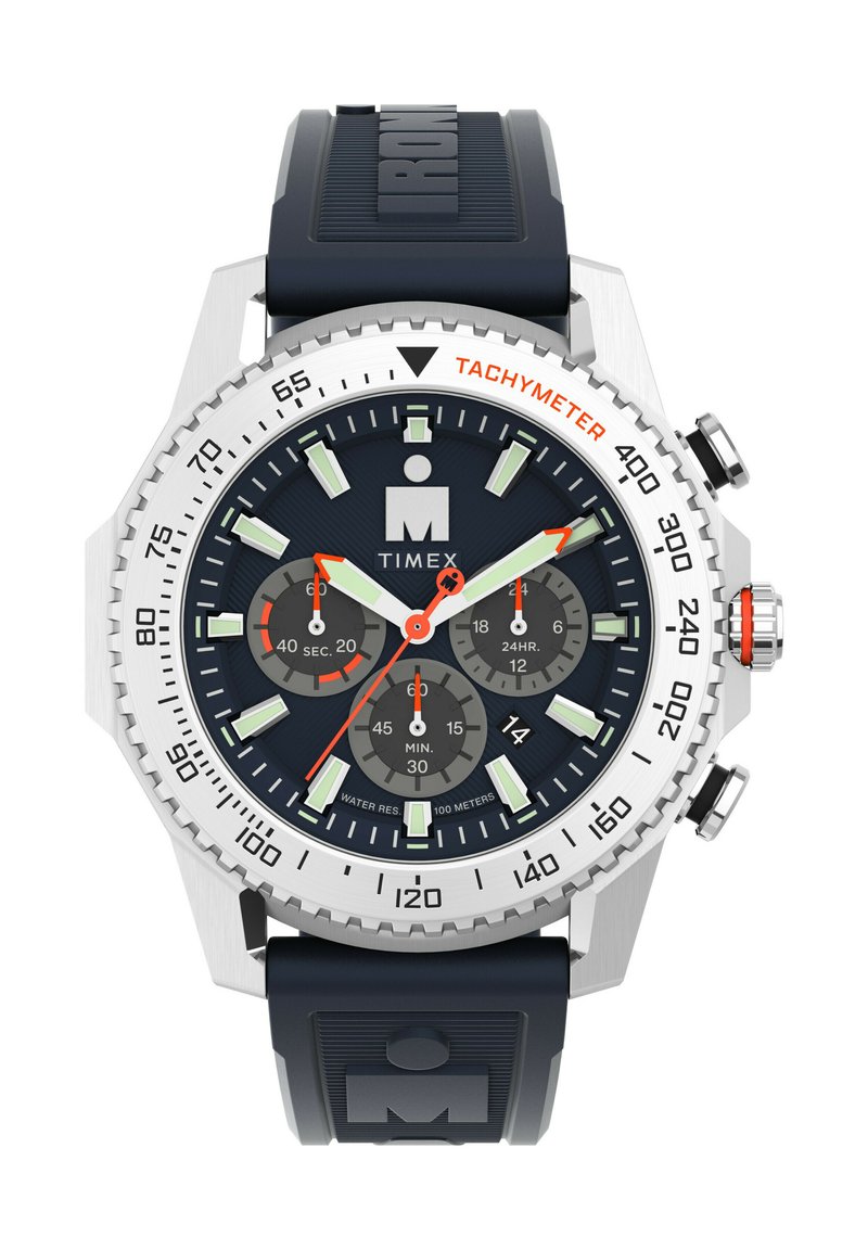 Timex chronografas su tamsiai mėlynu guminiu dirželiu, sidabriniu nerūdijančio plieno korpusu, tamsiai mėlynu ciferblatu ir oranžinėmis akcentais ant subdienos ir rodyklių.
