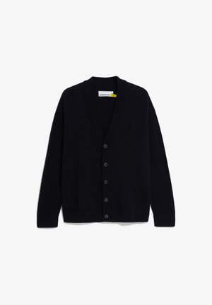 Cardigan bleu marine en tissu tricoté doux. Doté d'un col en V, de six boutons et d'un petit logo brodé sur le côté gauche. Texture lisse.