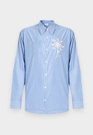 Blå och vitrandig långärmad skjorta med knappar och ett vitt repbloms motiv på den vänstra bröstfickan.