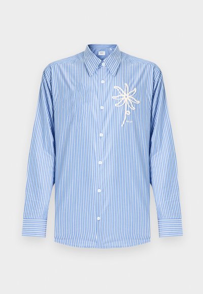 Zils un balts vertikāli svītrains garām piedurknēm pogu krekls ar baltu virves zieda dizainu uz kreisās krūšu kabatas.