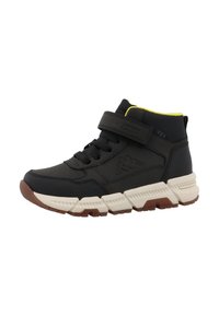 Zapatillas altas de material sintético negro con suela de goma blanca y marrón. Cuenta con una correa de velcro y un acento amarillo brillante en el cuello.