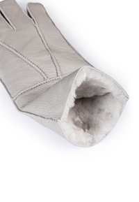 Helle graue Lederhandschuhe mit einem weichen, mit Fell gefütterten Innenraum. Verfügt über drei Fingeröffnungen und sichtbare Nähte entlang der Nähte.