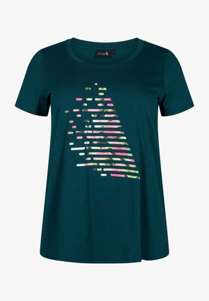 T-shirt vert foncé à manches courtes avec un col rond et un motif triangulaire abstrait rayé rose et vert sur le devant.