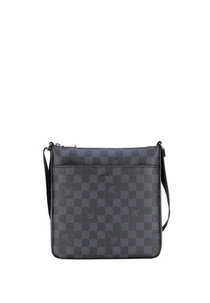 Borsa a tracolla nera a quadri in pelle texturizzata con chiusura a zip, tracolla regolabile e dettaglio logo discreto sulla parte anteriore.