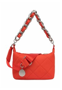 Sac en tissu rouge matelassé avec une lanière en chaîne argentée, doté d'une boucle latérale et d'une étiquette métallique. Forme rectangulaire avec textures contrastées.